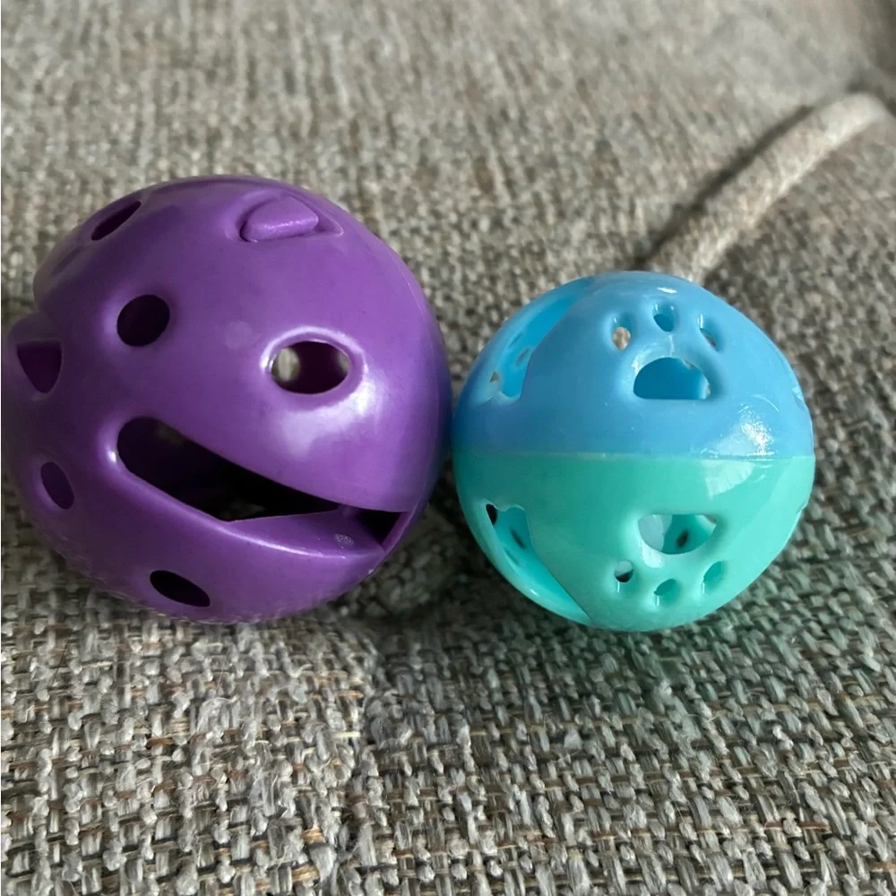 💜🩵2pc Colorful Play Balls with bells for Kitty’s 🩵💜